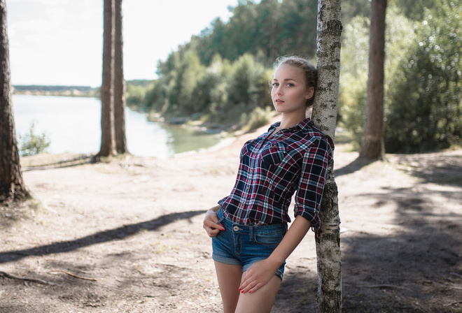 women, portrait, jean shorts, red nails, shirt, blonde, trees, depth of field, women outdoors, brunette