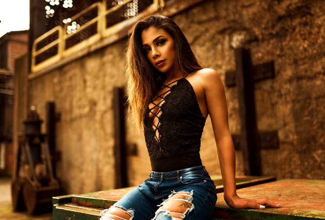 women, tanned, Miro Hofmann, portrait, depth of field, sitting, tattoo, torn jeans, pink nails, eyeliner