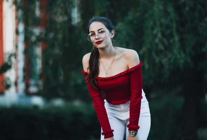 women, portrait, red lipstick, women with glasses, women outdoors, bare shoulders, pants, necklace, depth of field, eyeliner, smiling