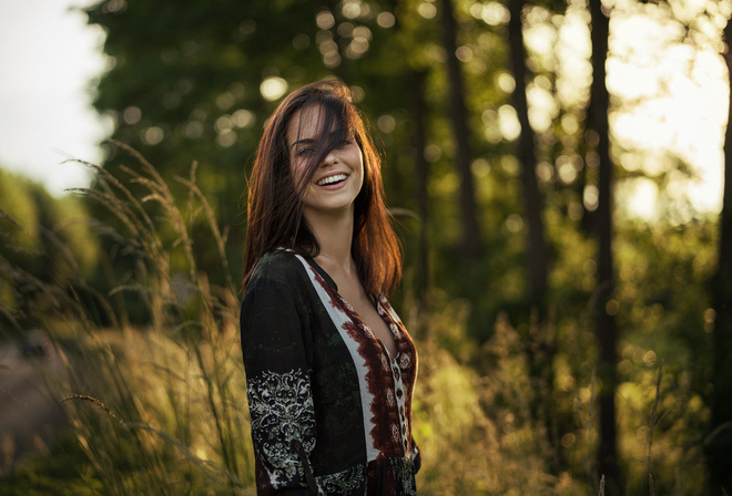 women, Marlen Valderrama Alvarez, smiling, Martin Kuhn, portrait, women outdoors, hair in face