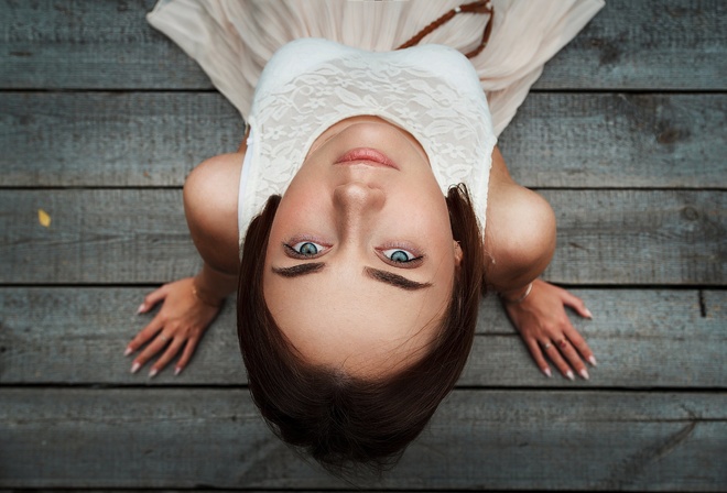 women, portrait, bridge, women outdoors, sitting, blue eyes, top view, face