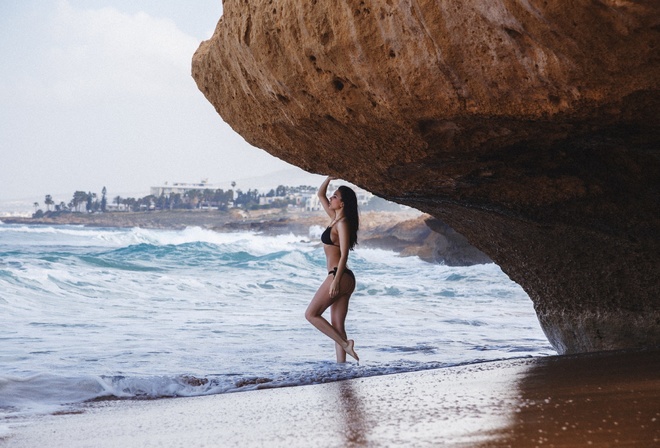 women, sea, black bikini, ass, sideboob, tanned