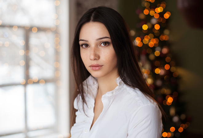 women, Maxim Maximov, portrait, Christmas Tree, window, freckles, Christmas, Mariya Volokh