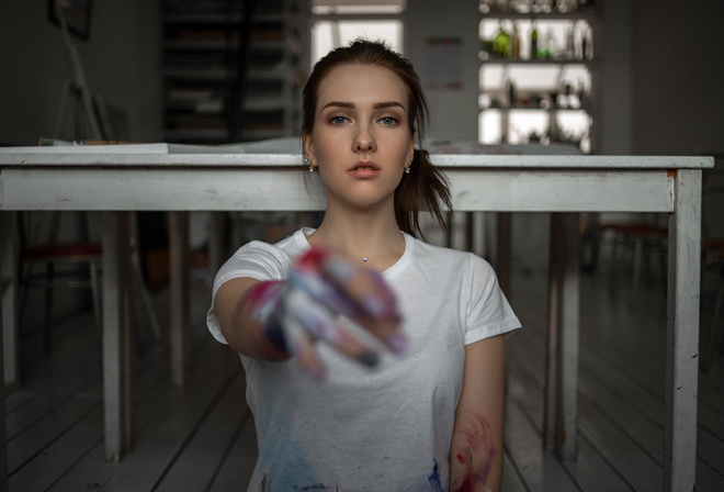 women, portrait, T-shirt, table, gray eyes, pink lipstick