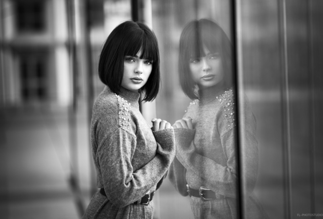 Marie Grippon, women, portrait, belt, glass, reflection, Lods Franck, monochrome