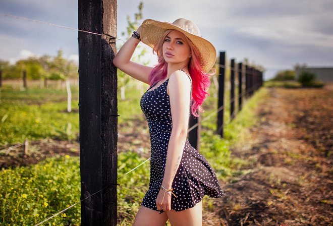 women, hat, pink hair, blue dress, fence, polka dots, women outdoors, pink lipstick, tattoo, portrait