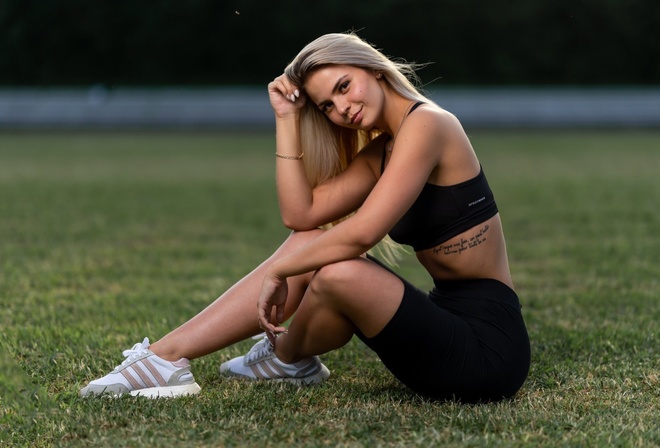 women, smiling, sportswear, tattoo, brunette, grass, blonde, Black top, women outdoors, sitting, ribs, painted nails, Black clothes