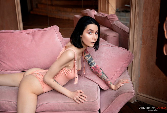 women, Vlada Heidrich, ass, couch, mirror, reflection, tattoo, bodysuit, women indoors, black hair, Galina Zhizhikina