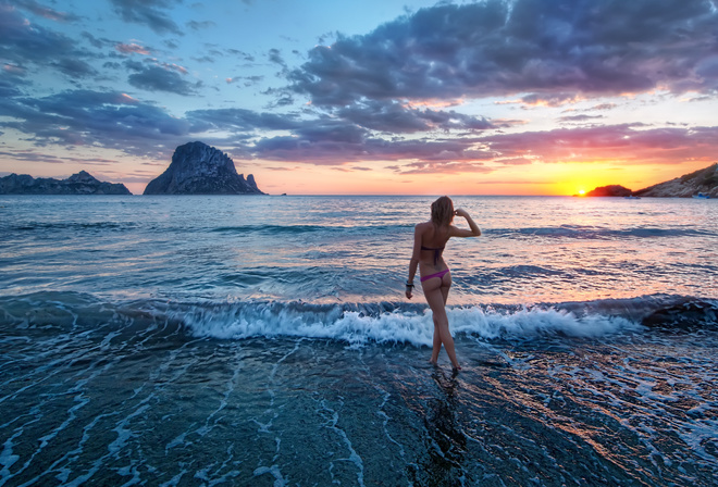 Девушка в бикини на ибице расслабилась на пляже с чистой водой | Премиум Фото