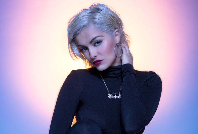 Bebe Rexha, American singer, Gradient background