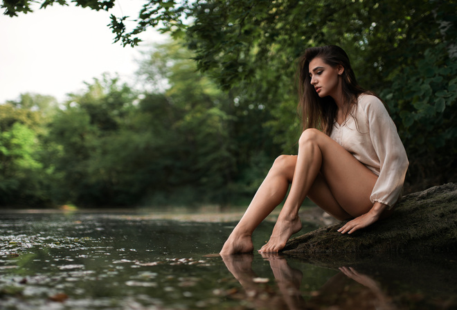 women, sitting, brunette, river, trees, women outdoors, eyeliner