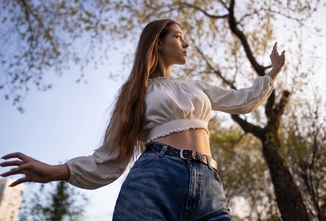 women, belt, jeans, trees, women outdoors, eyeliner, long hair, building