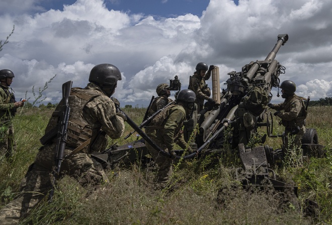 northeastern Ukraine, Ukrainian servicemen, M777 howitzer, Kharkiv region