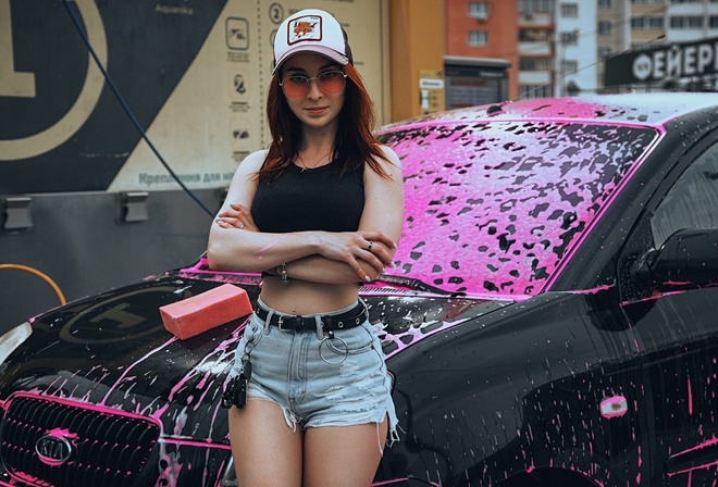 model, women, redhead, women outdoors, women with glasses, sunglasses, baseball cap, short tops, jean shorts, Kia, women with cars, vehicle, pierced navel, car washes