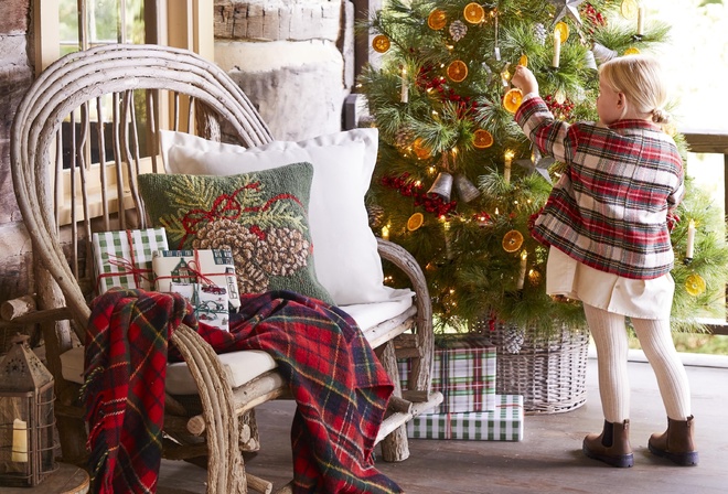 rustic charm, outdoor Christmas tree, pine cones, dried orange slices