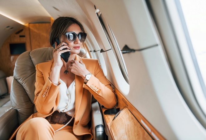 Luxury Travel, femme voyage, flying