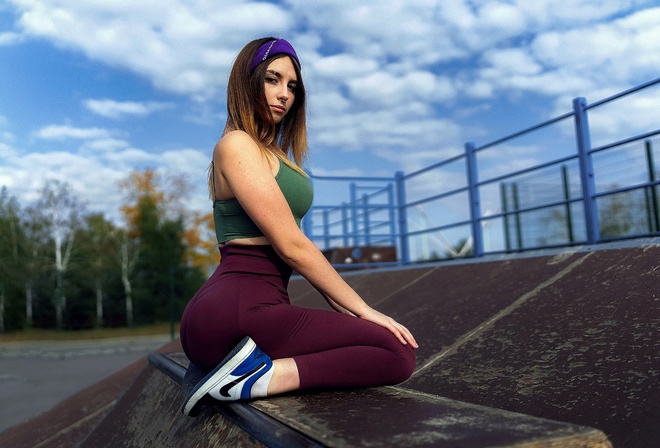 fitness model, women outdoors, sportswear, sports leggings, leggings, brunette, hips, women, model, tattoo, nose ring, nike, sneakers, sky, clouds