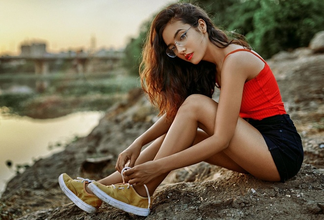 women outdoors, brunette, women with glasses, sky, jean shorts, model, sitting, shorts, red lipstick, tank top