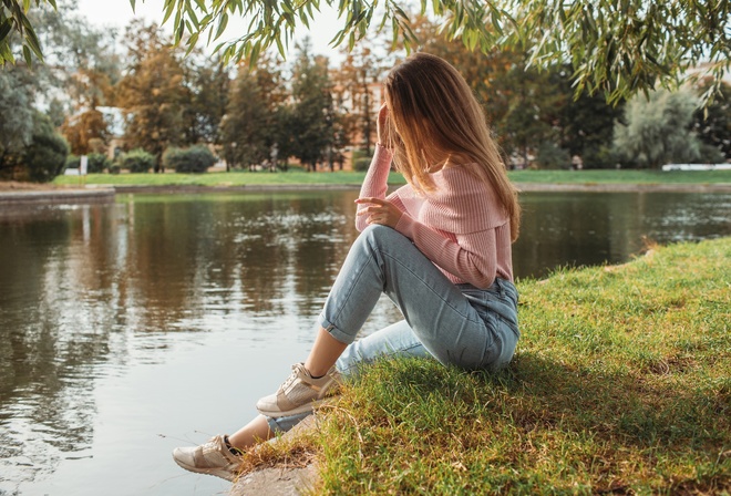 , women indoors, brunette, lake, nature, jeans, sitting, women, sneakers, pink sweater, model, sweater, sky, 