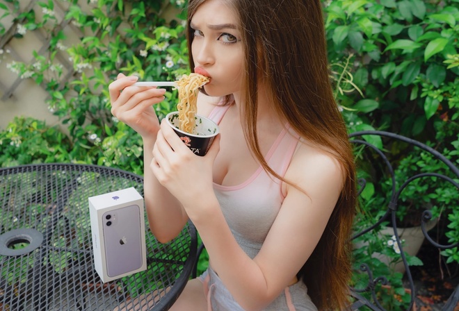 Karina Kozyreva, ramen, brunette, soup, , model, women outdoors, long hair, sitting, sportswear, legs crossed, shorts, eating, ramen