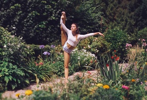 girl, ballerina, pose, shorts, feet, garden
