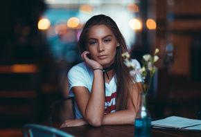 women, tanned, depth of field, portrait, freckles, T-shirt, table