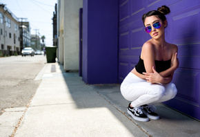 women, squatting, sneakers, sunglasses, women outdoors, depth of field