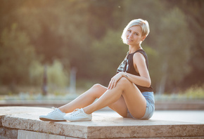 women, blonde, sneakers, short hair, sitting, T-shirt, depth of field, jean ...