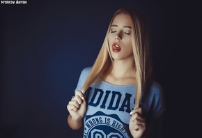 women, blonde, closed eyes, simple background, T-shirt, tongues, hands in hair, portrait