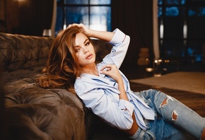 women, portrait, on the floor, sitting, shirt, torn jeans, depth of field, couch