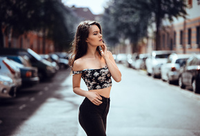 women, portrait, closed eyes, depth of field, street, women outdoors, brunette, jeans