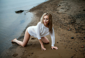 women, blonde, sand, kneeling, water, brunette, white nails, women outdoors, portrait