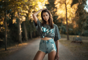 women, Laura Franziska, Martin Kuhn, portrait, trees, jean shorts, road, women outdoors, T-shirt