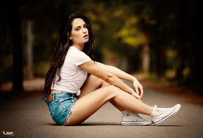 women, jean shorts, long hair, Converse, sitting, trees, women outdoors