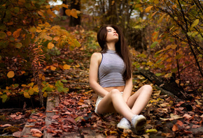 autumn, nature, model, brunette, shorts, sneakers, T-shirt, sitting, women, women outdoors, belly