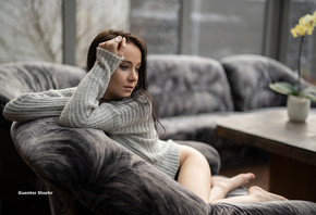 women, Guenter Stoehr, sweater, couch, women indoors, flowers, window, eyeliner