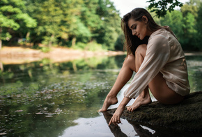 women, sitting, brunette, smiling, women outdoors, trees, eyeliner