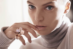 Daria Werbowy, Salvatore Ferragamo, jewellery rings