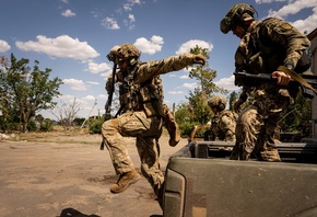 Ukrainian servicemen, pickup, Mykolaiv region, Ukraine