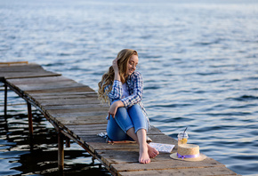 women, blonde, model, women outdoors, plaid shirt, jeans, hips, water, women with glasses, straw hat, lake, sitting
