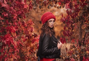 Disha Shemetova, , beanie, woman with glasses, model, red sweater, brunette, outdoors, leather jacket, black jacket, nature, plants, leaves, sweater