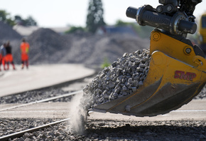 Deutsche Bahn, general renovation of Riedbahn, excavator distributes gravel