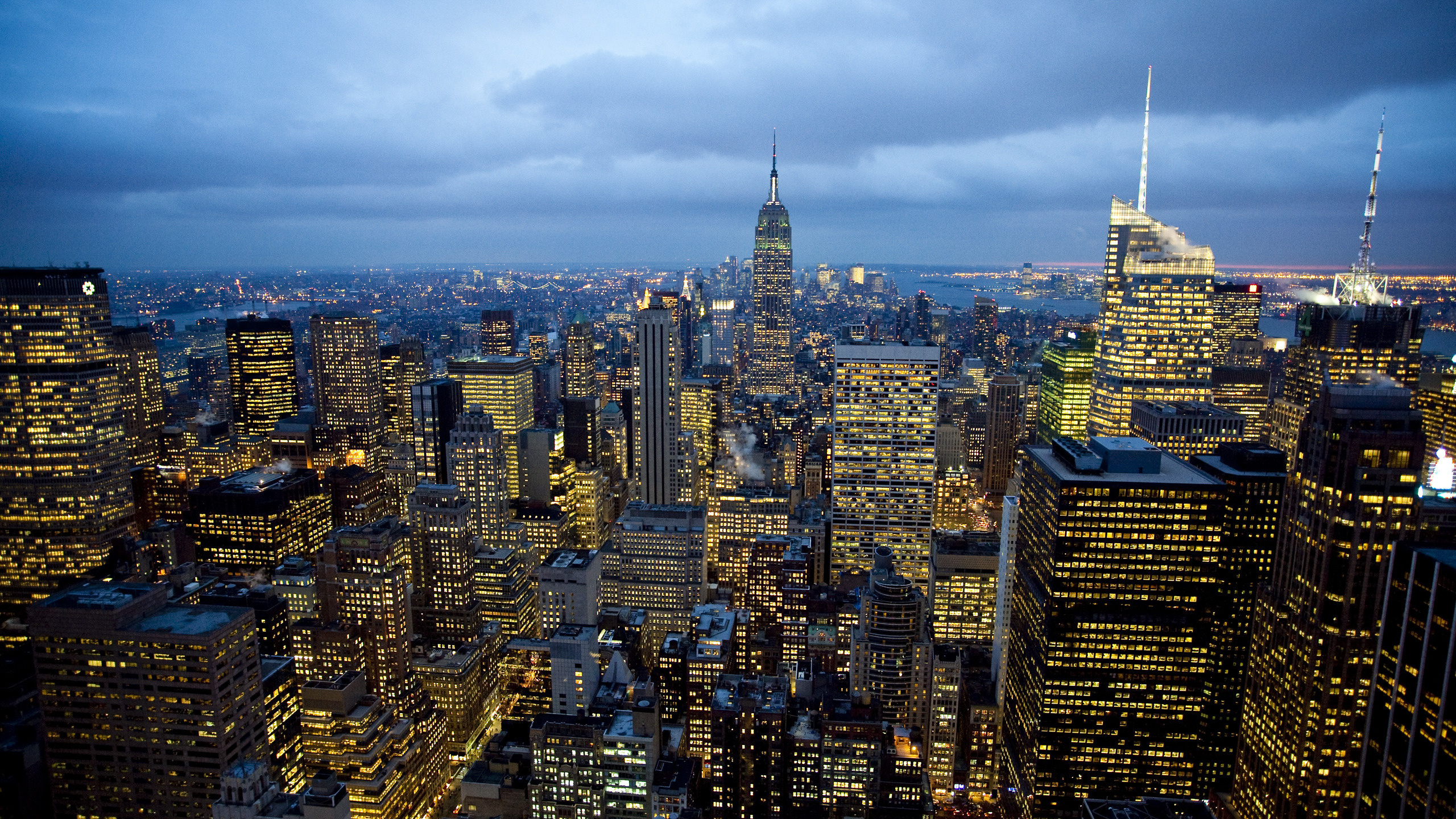 Картинки города, америка, дома, ночь, огни, дороги, rockefeller center, new  york city, нью-йорк, окна, свет, небоскрёбы - обои 2560x1440, картинка №8165