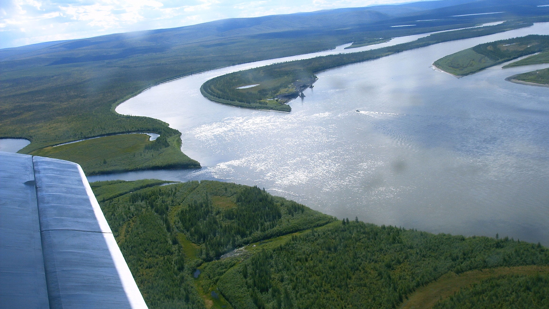 Под крылом самолета картинка