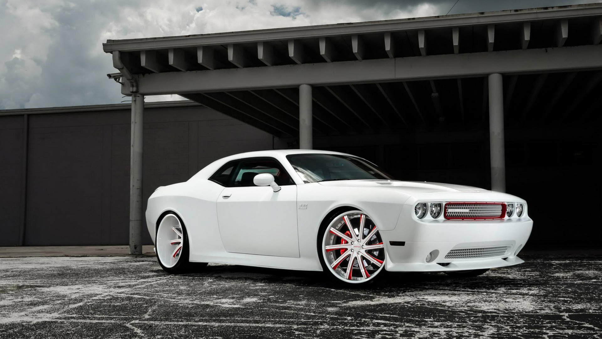 Картинки dodge challenger, авто, тюнинг, белый, диски, навес, небо, облака,  серый, фон - обои 1920x1080, картинка №91465