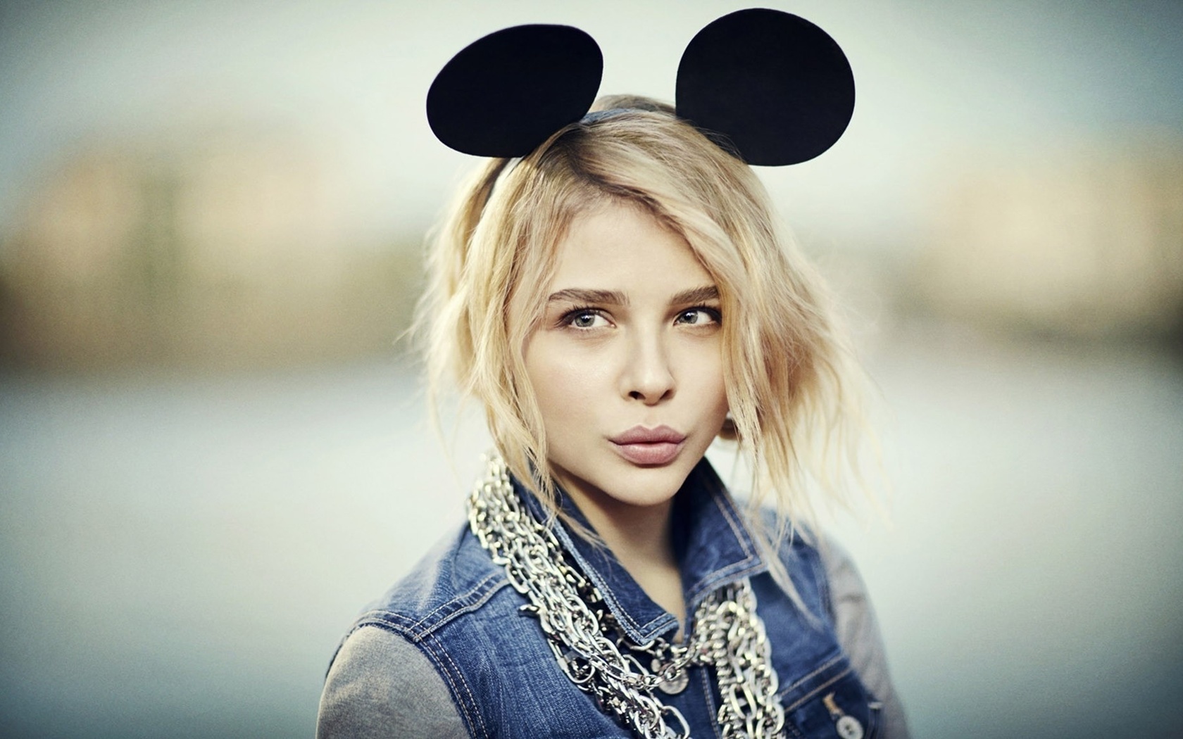 Картинки хлоя грейс морец, chloe grace moretz, девушка, актриса, позирует,  макро, фото, тема, микки маус, блондинка - обои 1680x1050, картинка №106564