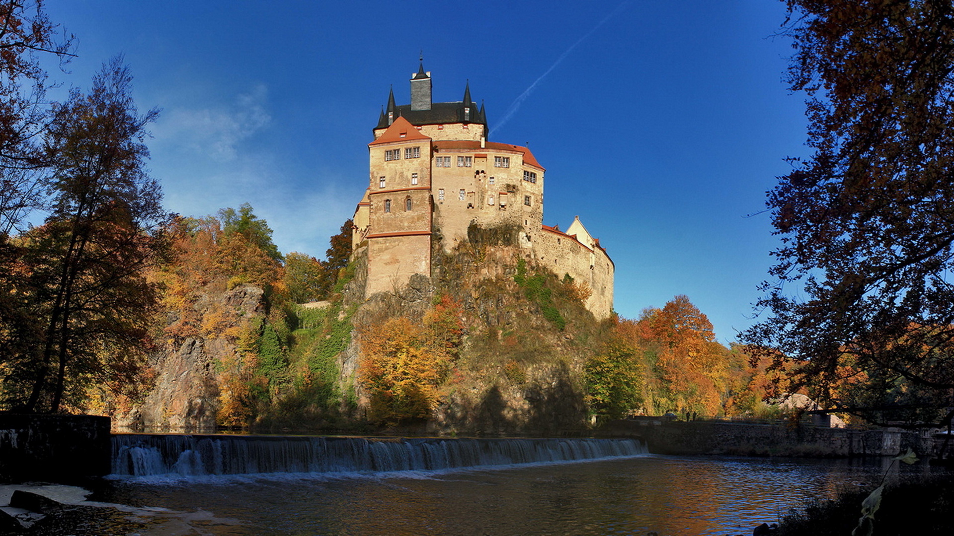 Castle place. Замок Крибштайн Германия. Средневековый замок Крибштайн. Средневековый замок Саксонии. Германия замок Митвиц.