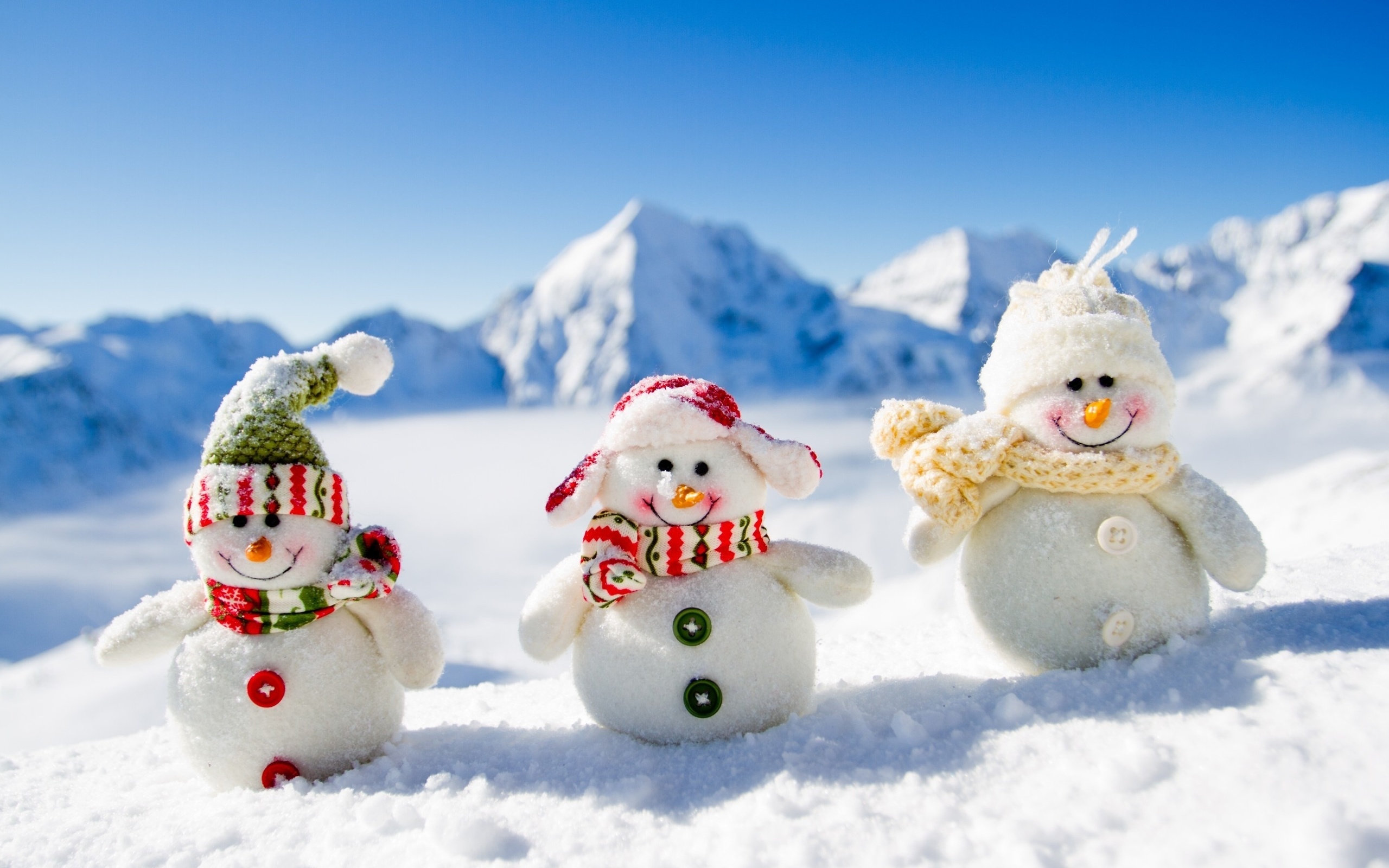 Картинки Новый год Зима Шапки снегу снеговика три Праздники