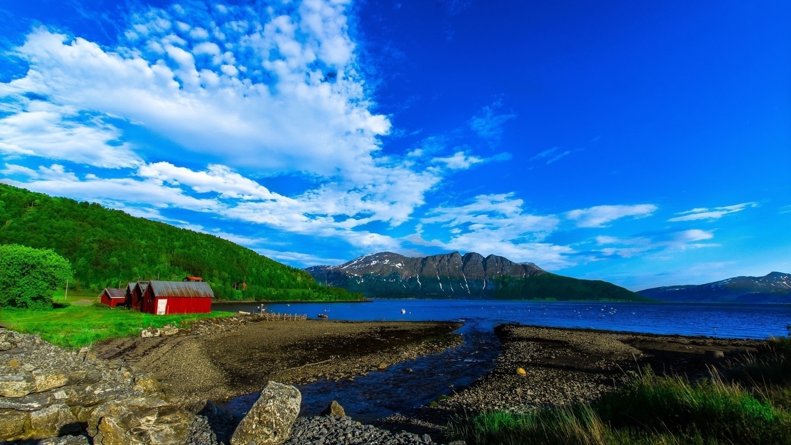 water, sky, houses, grass