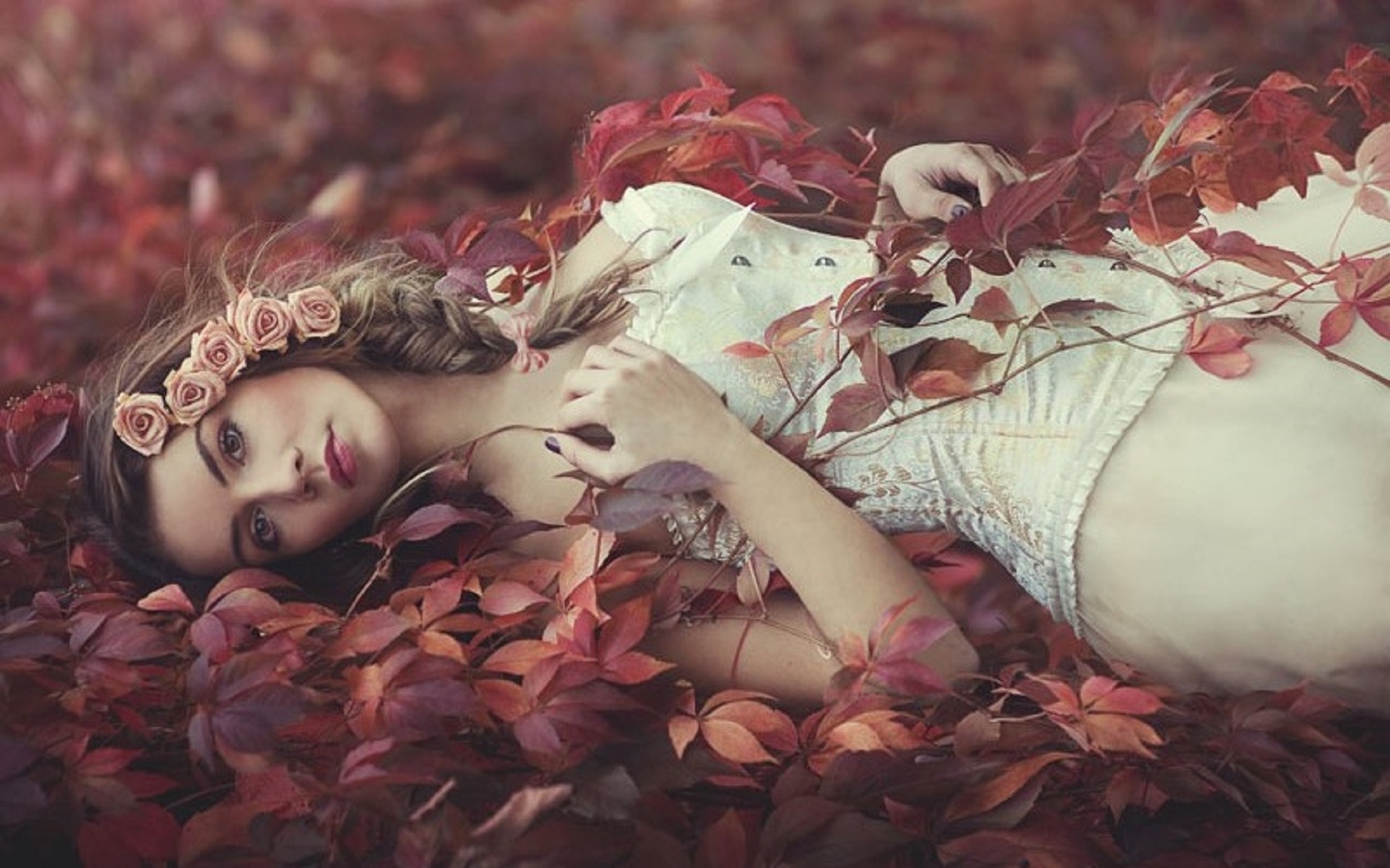 Девушка лежит на листьях